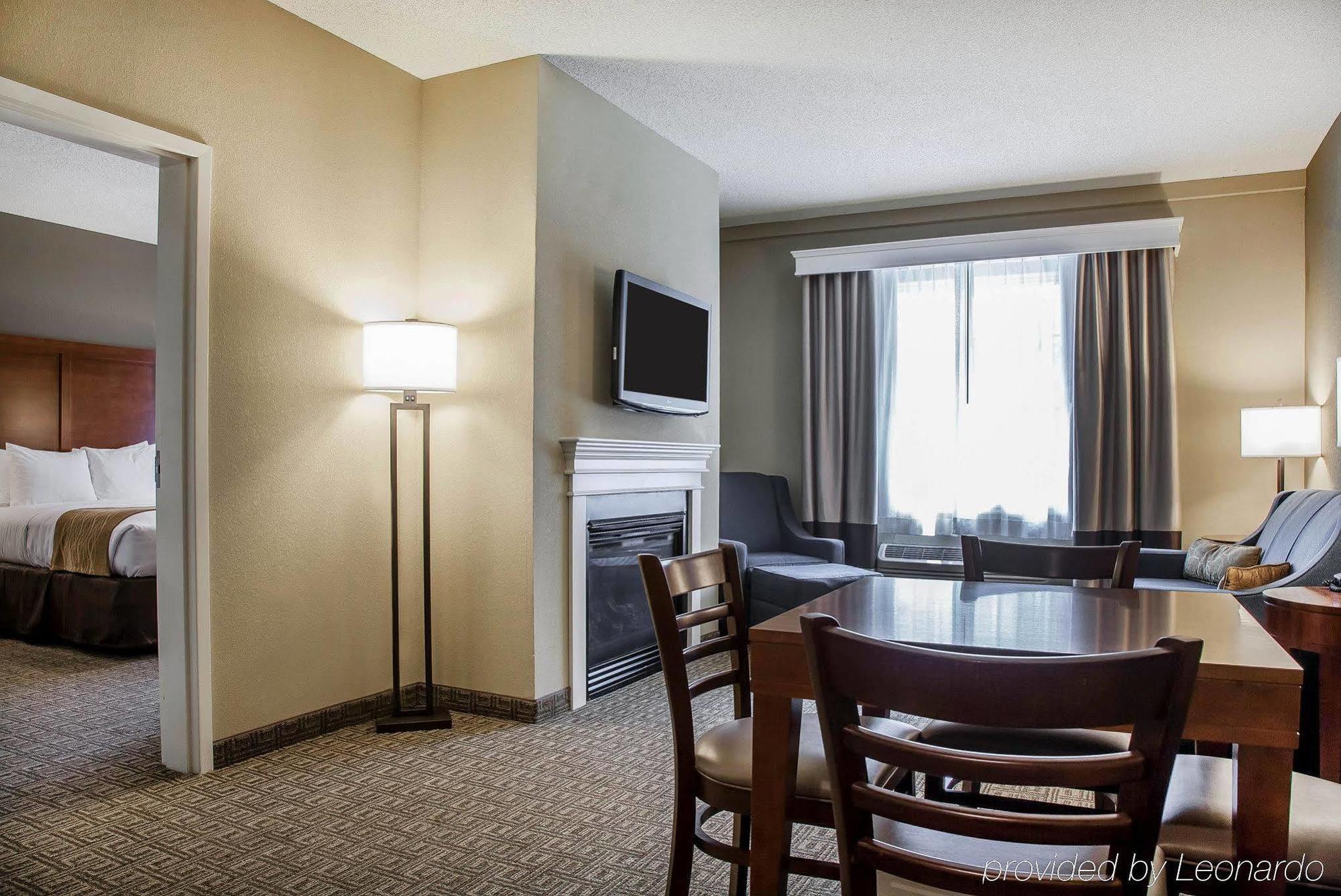 Comfort Inn & Suites Sturbridge-Brimfield Exteriör bild