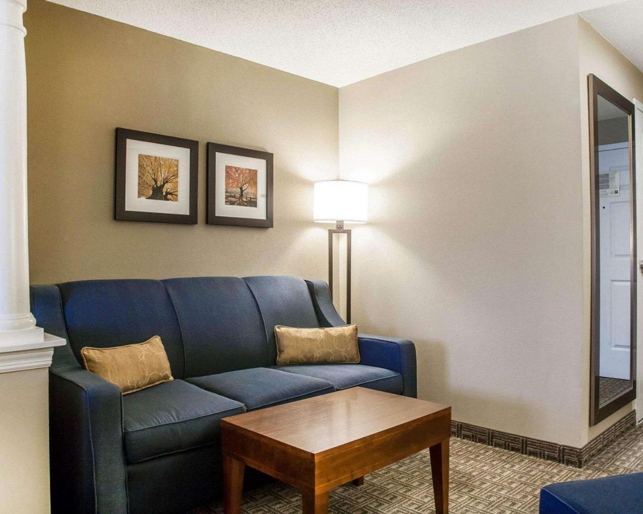 Comfort Inn & Suites Sturbridge-Brimfield Exteriör bild