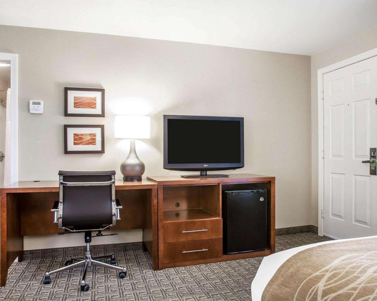 Comfort Inn & Suites Sturbridge-Brimfield Exteriör bild
