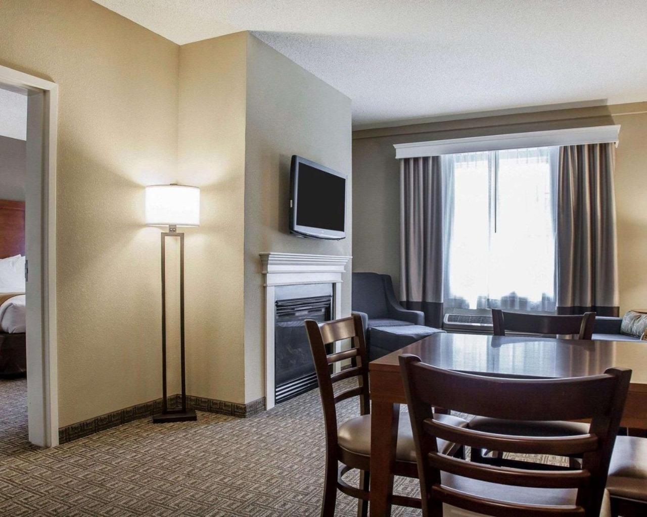 Comfort Inn & Suites Sturbridge-Brimfield Exteriör bild